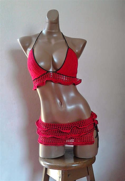 Corola S Artesanales BIKINI ROJO NEGRO CON FALDA