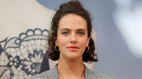 Jessica Brown Findlay Body Measurements, Height, Weight, Bra Size, Shoe ...