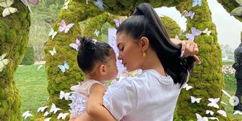 Stormi La Hija De Kylie Jenner Recibió Un Increíble Pastel De Cumpleaños Personalizado Nueva