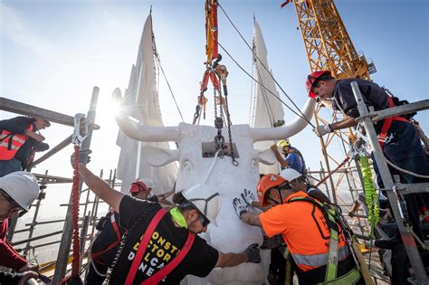 La Sagrada Fam Lia Ilumina Por Primera Vez Las Torres De Los