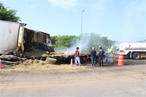 Se incendia tráiler cargado de alfalfa al salir de autopista en Rosario