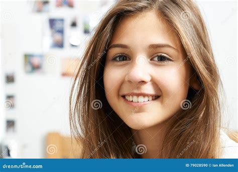 Retrato Del Adolescente Sonriente En Casa Foto De Archivo Imagen De