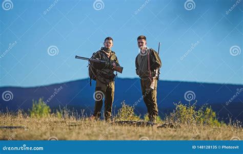 Cazadores Del Hombre Con El Arma Del Rifle Boot Camp Moda Del Uniforme