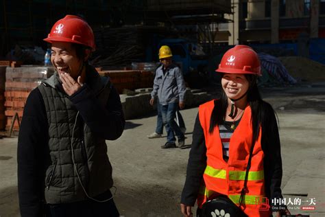 女民工混迹工地 电话里孩子哭喊妈妈 龙岗新闻网