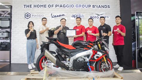 Siêu naked bike Aprilia Tuono V4 Factory 1100 đầu tiên tới tay khách