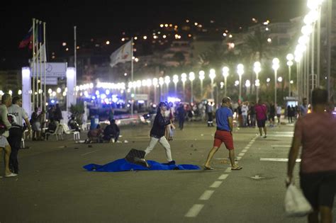 Strage A Nizza Camion Contro La Folla Cazeneuve 80 Morti 100 I