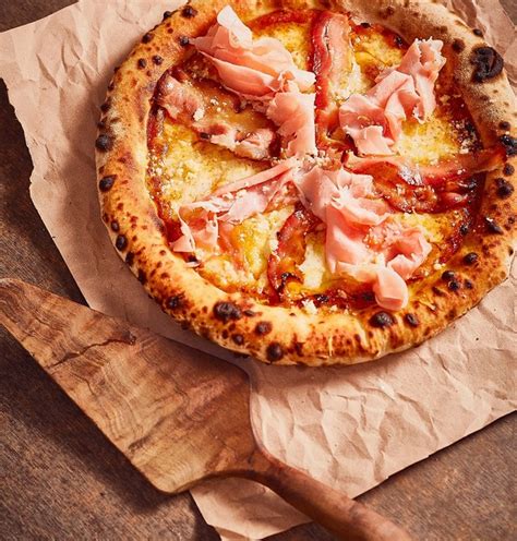 Pizza de fermentação longa leva presunto pancetta e raspas de limão