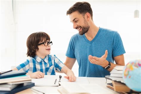 El Padre Ayuda A Su Hijo A Hacer La Tarea En La Escuela Foto Premium