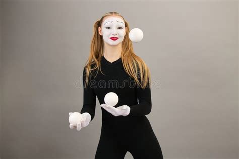 L Artiste Mime Jongle Avec Des Boules Clown De Cirque Photo Stock