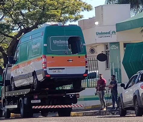 Idosa transportada em ambulância que tombou fraturou costelas e está em