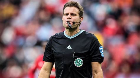 Trotz Altersgrenze Bundesliga Schiedsrichter Felix Brych Will