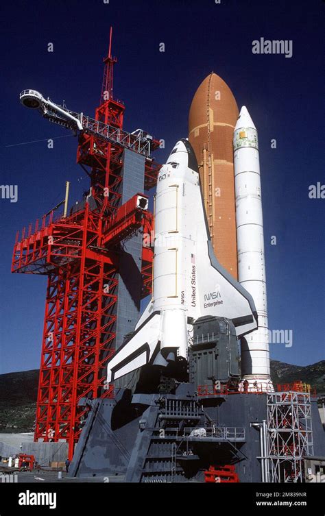 Vista De Ngulo Bajo Del Gantry Y El Transbordador Espacial Enterprise