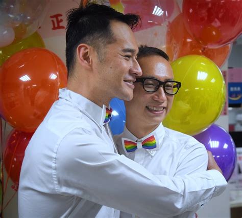 Hundreds Of Same Sex Couples Wed As Marriage Law Takes Effect News