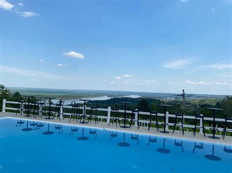 Jovana Jeremić se skinula u minijaturni bikini u bazenu vile u Grockoj Progovorila o biznisu sa