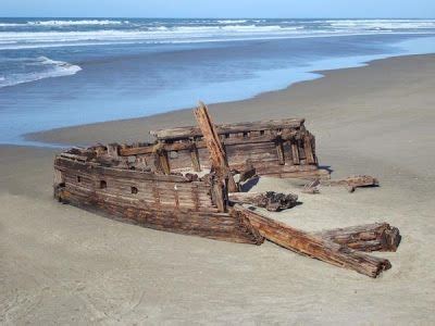 Pin By Maddy Blu On Relitti Boat Art Abandoned Ships Shipwreck