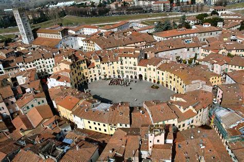 Piazza Dell Anfiteatro Din Lucca Obiective Turistice De Vizitat In Lucca