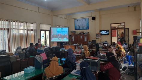 Para Guru Sma Negeri 2 Tanggul Serentak Mengikuti Webinar Sosialisasi