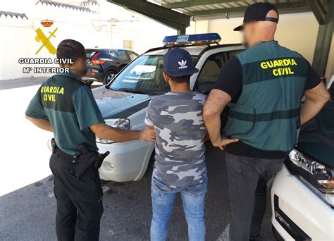 La Guardia Civil Detiene A Dos Personas Por Estafar A Un Agricultor En Mula