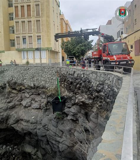 Sucesos En Canarias Tiran Dos Contenedores De Basura Al Mar En Las