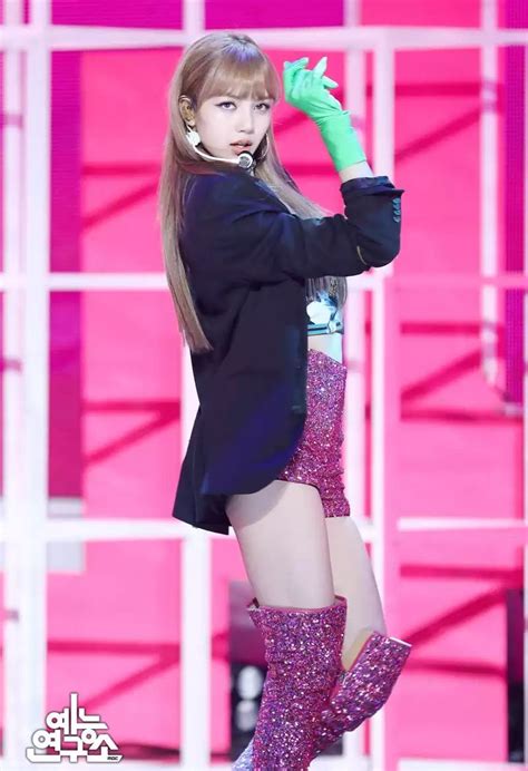 Pesona Lisa Blackpink Saat Pakai Thigh High Boots Bak Super Model