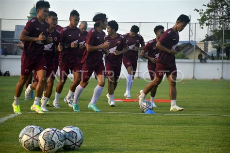 LATIHAN PSM MAKASSAR DI STADION KALEGOWA | ANTARA Foto