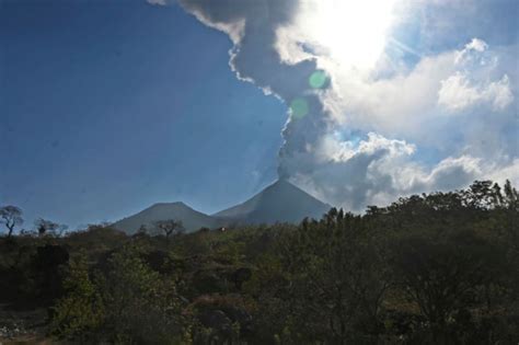 Volcano erupts on St. Vincent Island - FullAvanteNews