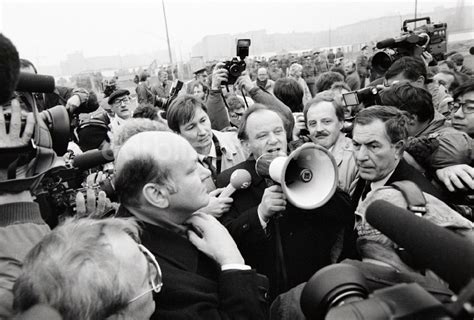 Ddr Fotoarchiv Berlin Erhard Krack Und Walter Momper Bei Der