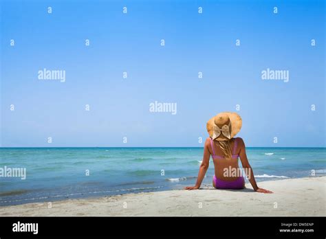 Frau Im Bikini Am Strand Stockfotografie Alamy