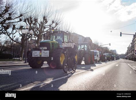 Landwirte Protestieren In Forma Einer Traktordemo A Wiesbaden