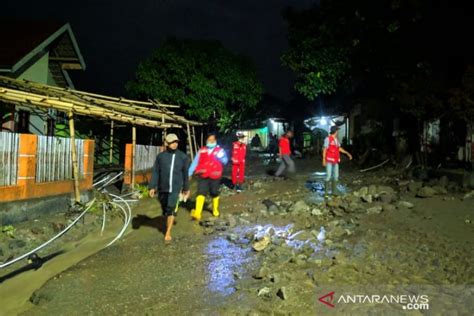 Pmi Kerahkan Personel Bantu Korban Banjir Bandang Sigi Antara News