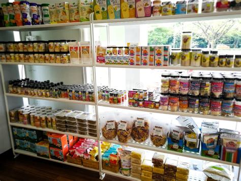 Полки с ассортиментом продуктов младенца в магазине для продажи ...