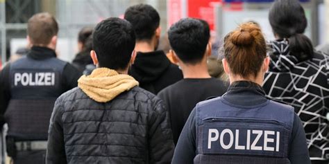 Angriff auf Bahnmitarbeiter So verhält man sich Notfall