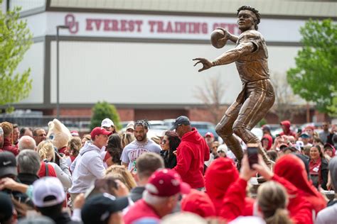 Photos Fans Celebrate Kyler Murrays Heisman Trophy Statue Unveiling