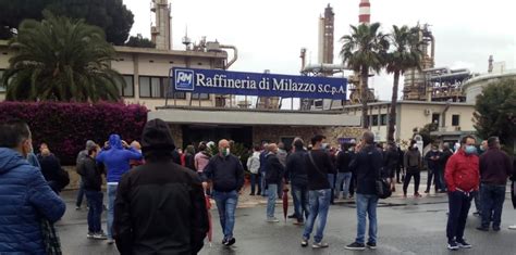 Lavoratori Protestano Davanti Raffineria Di Milazzo Al Centro Della