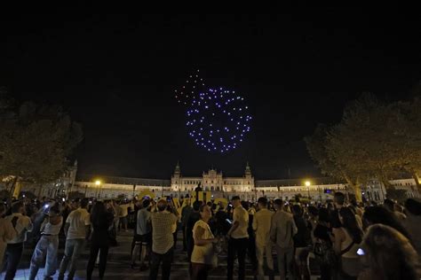 Suspendido El Espect Culo De Drones De La Plaza De Espa A