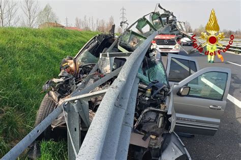 Due Paurosi Incidenti In Autostrada Le Foto Delle Auto Disintegrate