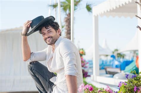 Guapo Hombre Feliz Vestido Con Sombrero Negro Y Camisa Blanca Foto