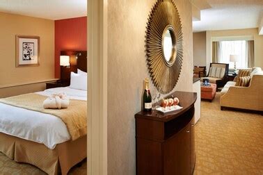 Relax & Unwind In Our Livonia Hotel's Rooms | Detroit Marriott Livonia