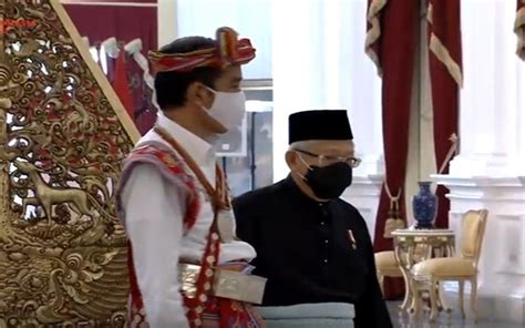 Jokowi Berbaju Adat Dari Ntt Di Hut Ke Kemerdekaan Ri