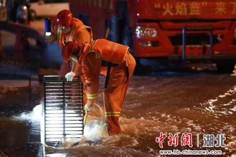 郑州中牟：湖北援豫消防员挑灯排涝不停歇 中新网湖北图片