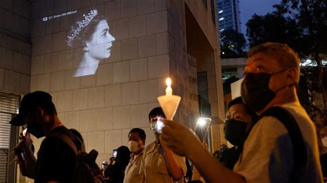 粵語新聞 晚上9 10點 英國駐港總領事館最後一日設弔唁冊悼念女王駕崩，人龍長達數百米作最後致敬