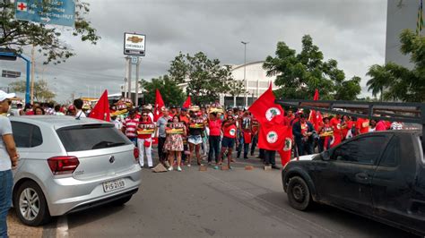 Manifestantes a favor de Lula fazem protesto em frente à Justiça