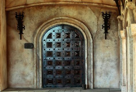 Puertas De Madera Del Arco En El Castillo Medieval En Budva Imagen De