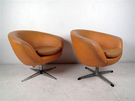 Pair Of Mid Century Modern Overman Orange Lounge Chairs For Sale At