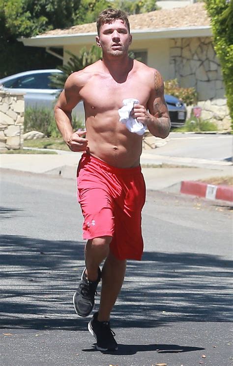 Ryan Phillippe Jogging Shirtless In La Pictures Popsugar Celebrity Photo 5