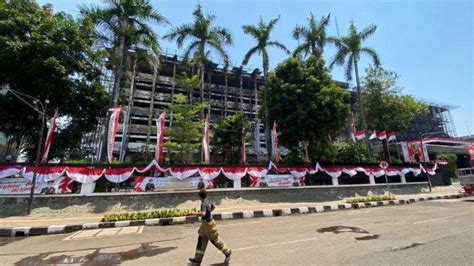 Kebakaran Hanguskan Lantai Gedung Utama Kejagung Personel Damkar