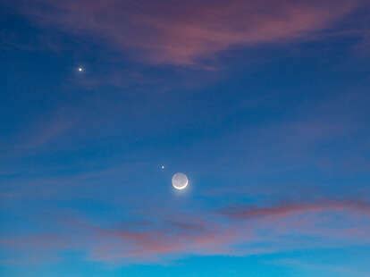 How To See The Moon Saturn Venus In The Night Sky Tonight Thrillist