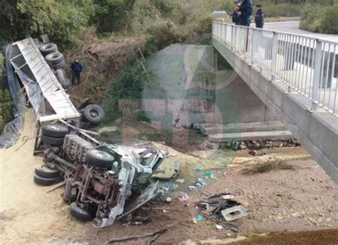 Camión cayó al río en Quebrada de San Vicente y el conductor murió