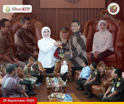 Kajati Jatim Menerima Kunjungan Kerja Bapak Mahmuda Direktur Utama Pt