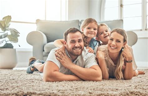 Retrato De Madre Padre E Hijos En El Piso De La Sala De Estar Para